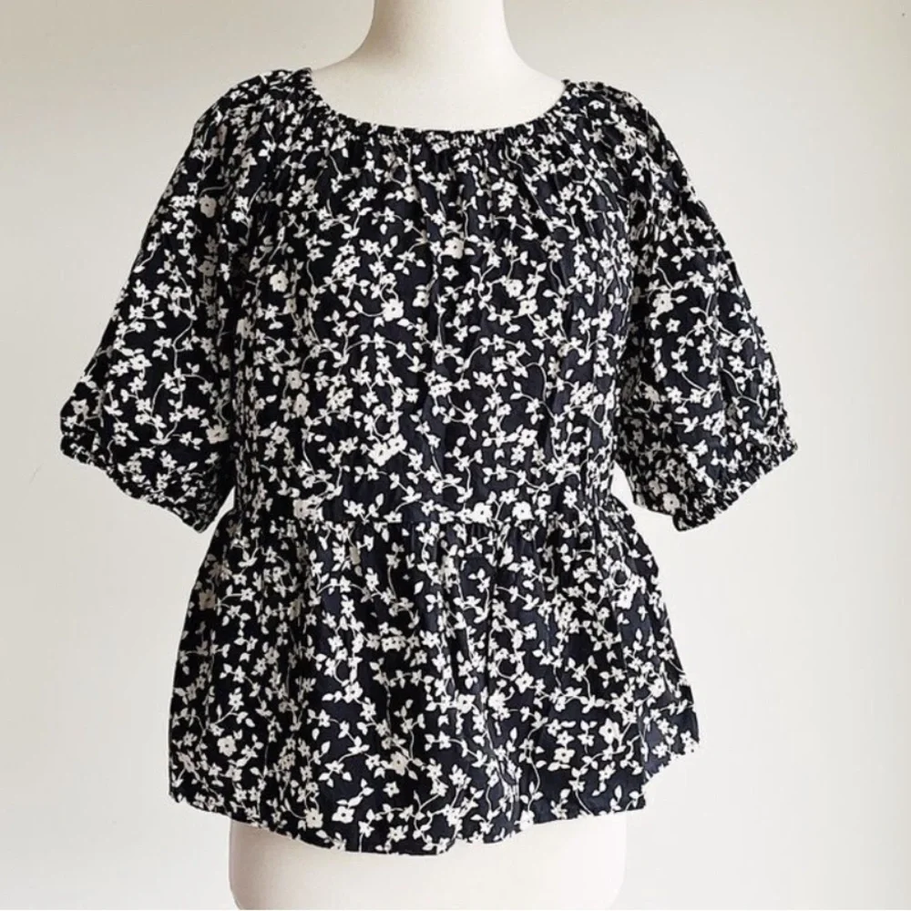 Old Navy sz L black & white floral cut out short puff sleeve pleated peplum top